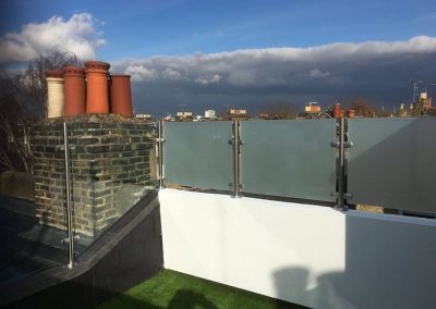 Post and handrail glass balustrade