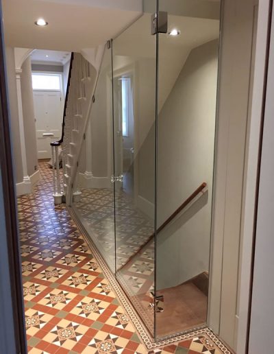 Glass partitions for residential staircase