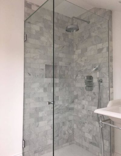 Glass screen cubicule for shower