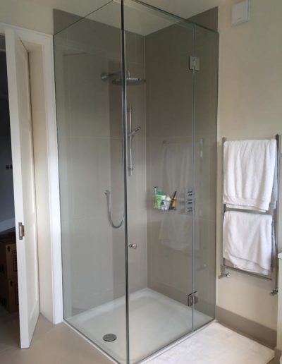 Glass screen and door for shower cubicle