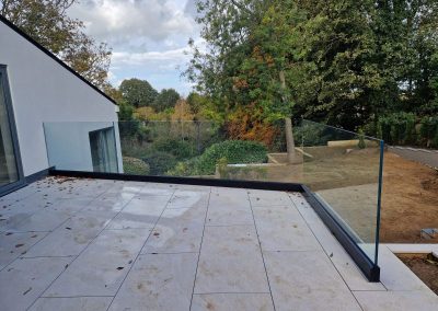Frameless glass balcony in Oxon